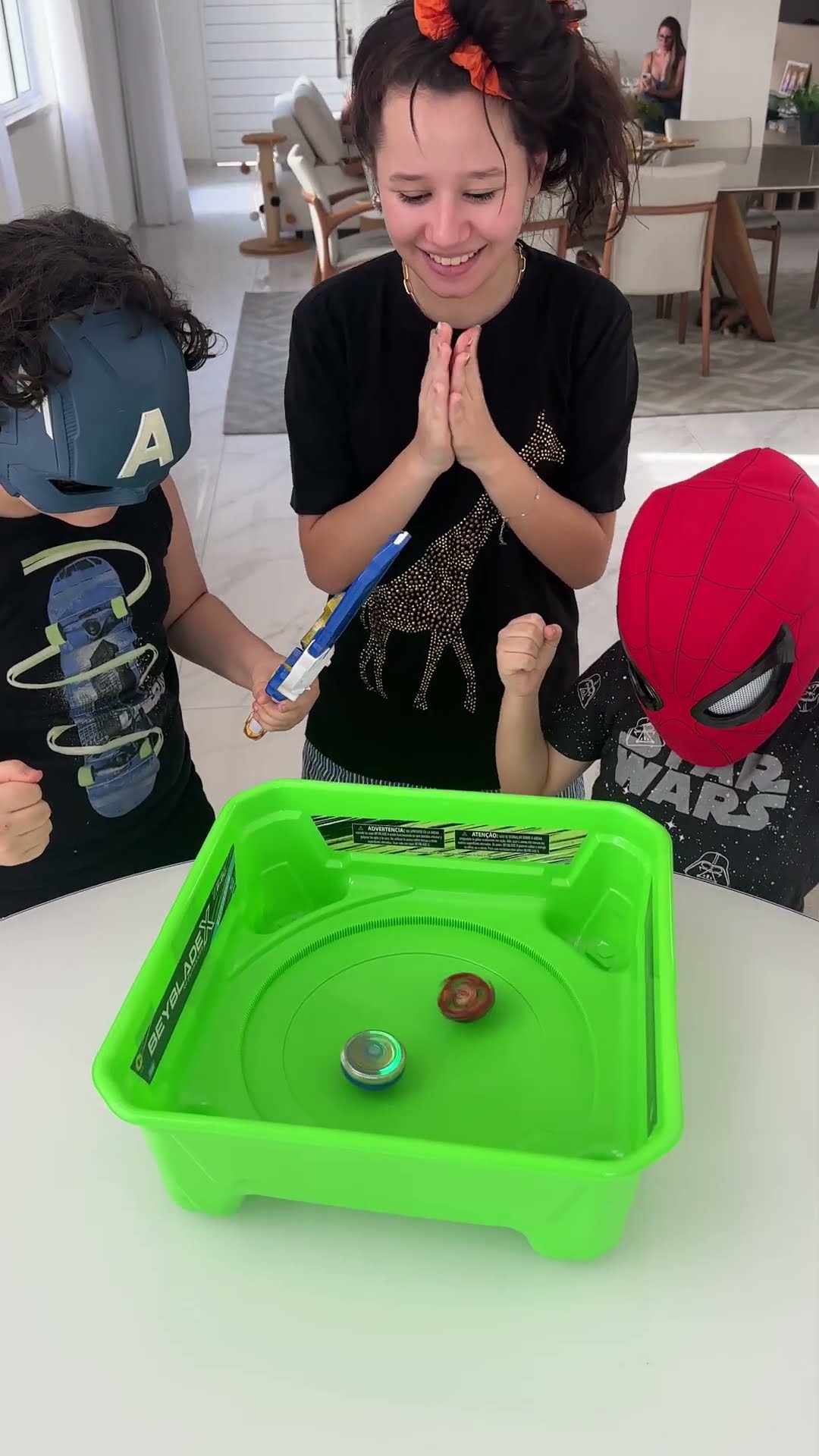Captain America VS Spider Man - PLAYING BEYBLADE   #valentinapontesofc
