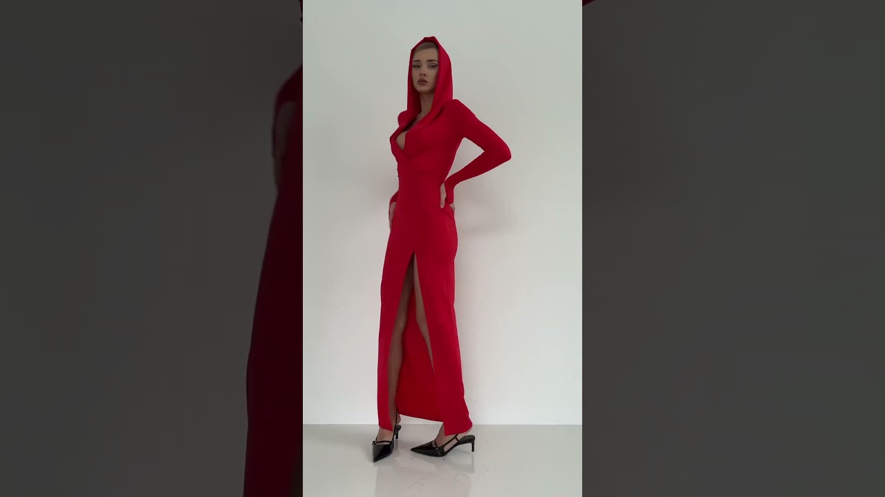 Платье с капюшоном и разрезом.