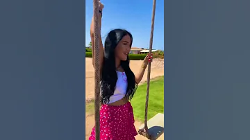 ناز ديج تغني أغنية نجوى فروق خلوني نعيش حياتي 