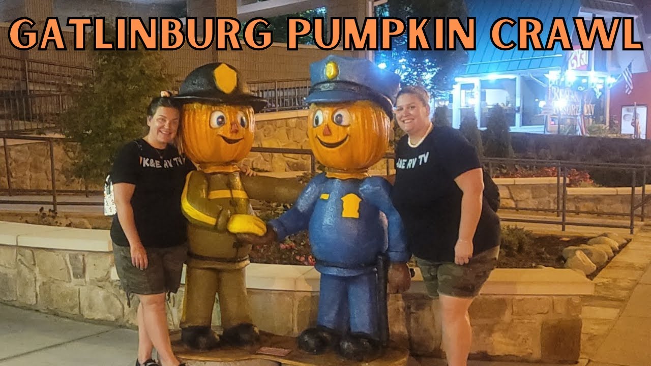 GATLINBURG FALL PUMPKIN CRAWL!! ALL THE FALL DECORATIONS WALKING AROUND