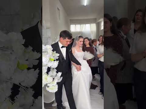 شوف العروس شلون خايفه لن دنيا تمطر تخاف على مكياج 😒😂