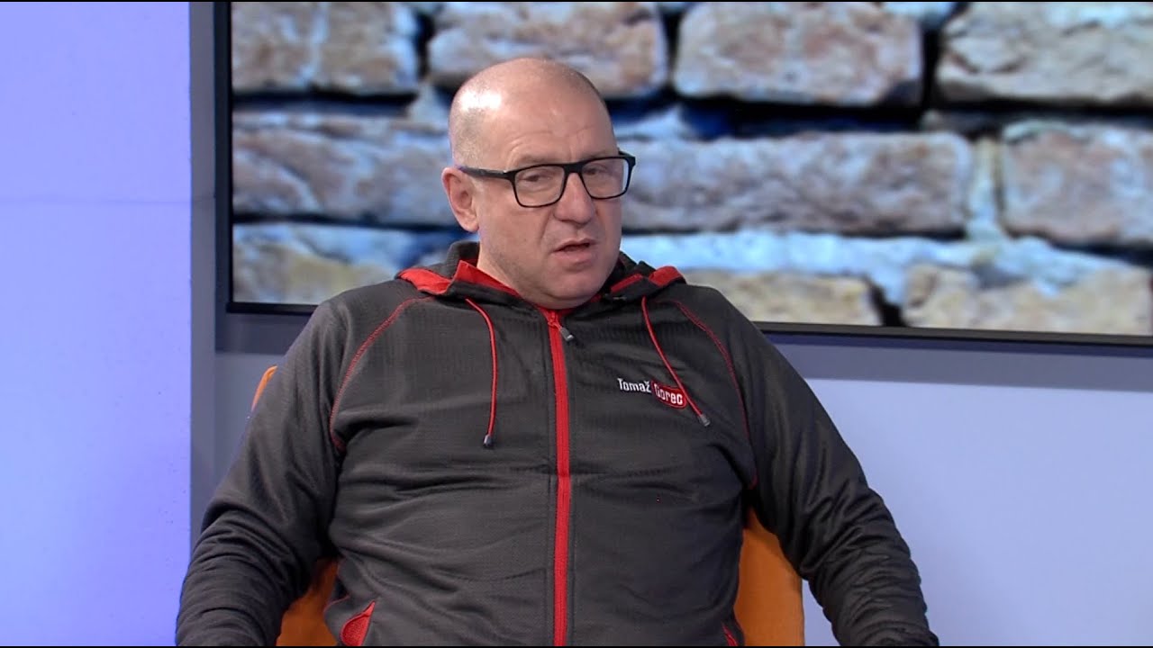 Biseri modrosti z Anando: Tomaža Gorca je obtožila, da je tako grd, da kamna ne bi vrgla vanj