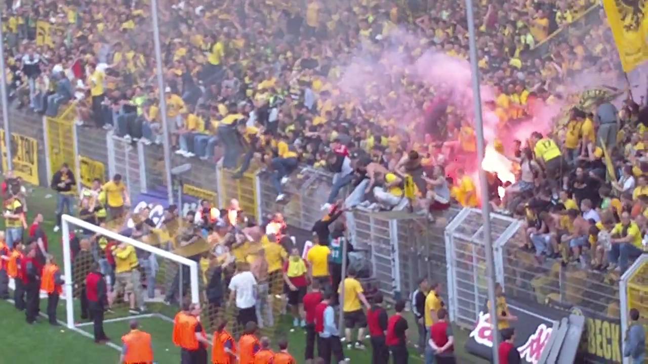 BVB Deutscher Meister 2011  Nach Abpfiff drehen die Fans durch