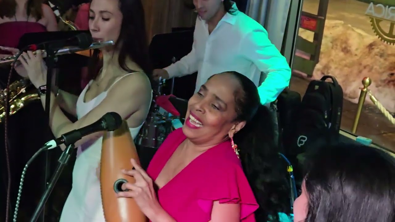 The Beautifil Gals of Kristalis y Las Nenas del Swing 