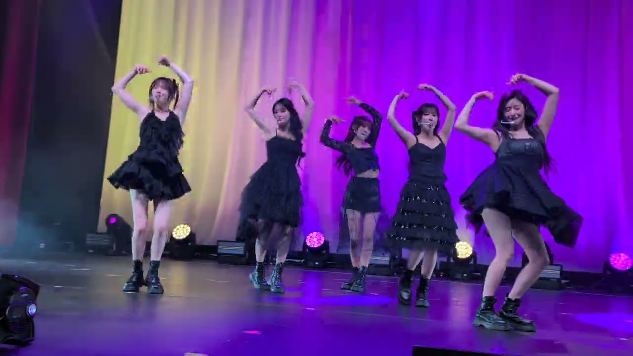 Fifty Fifty (피프티 피프티) [4K, front row] Full Concert Chicago, IL 2024.12.10