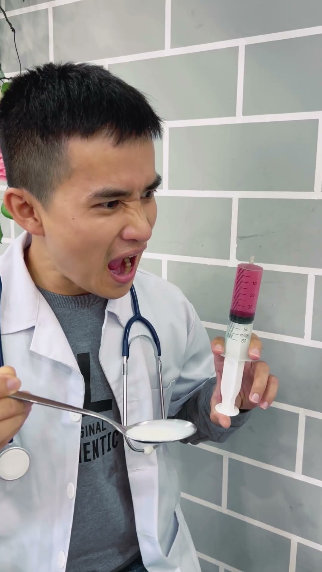 LNS - Bé Miu sợ uống thuốc và ống tiêm || Little girl afraid of syringes #shorts