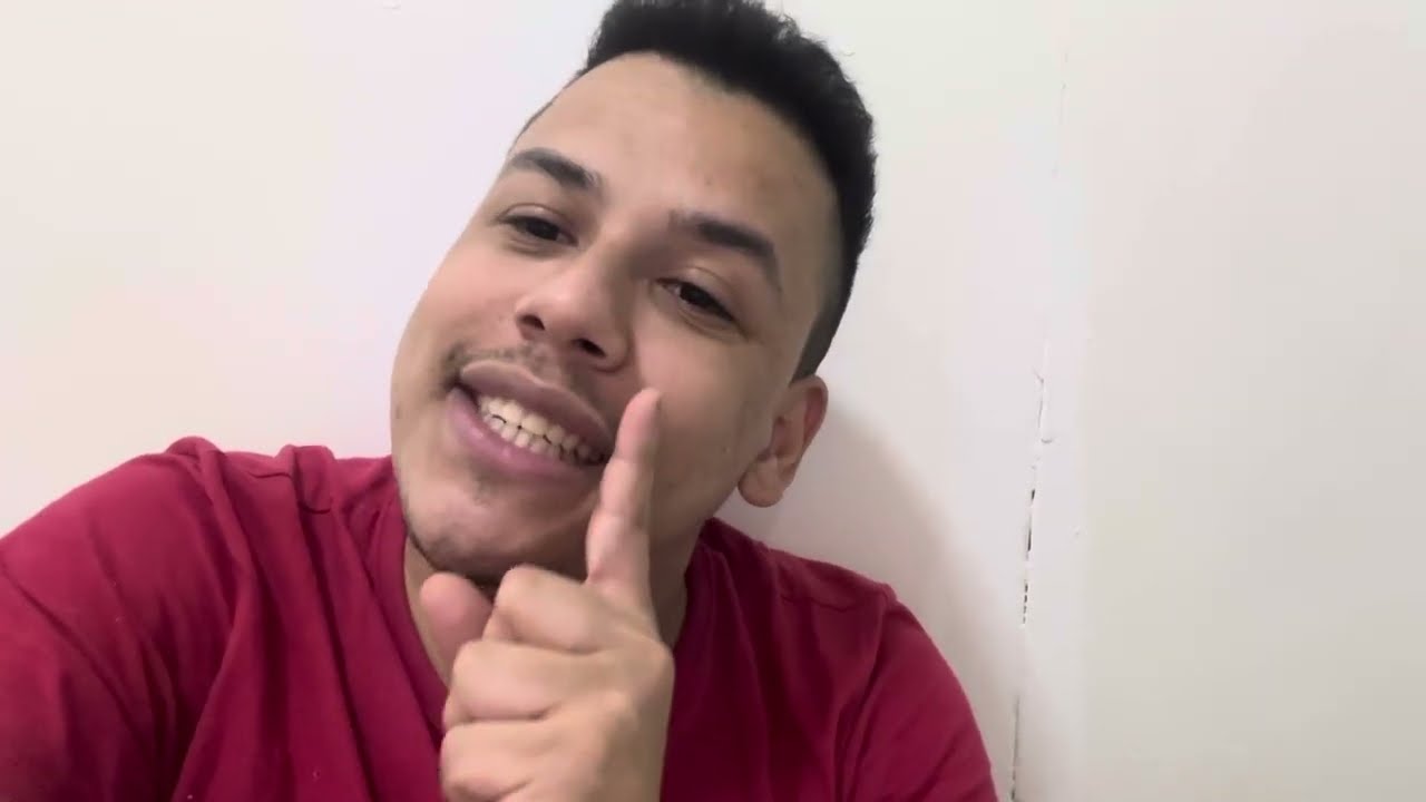 Filha vou te mostrar até amanhã e vigie com uma mulher baixa de cabelo preto foi com você! 