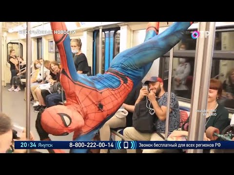 В московском метро прокатился человек-паук. Девушка ногами делает макияж