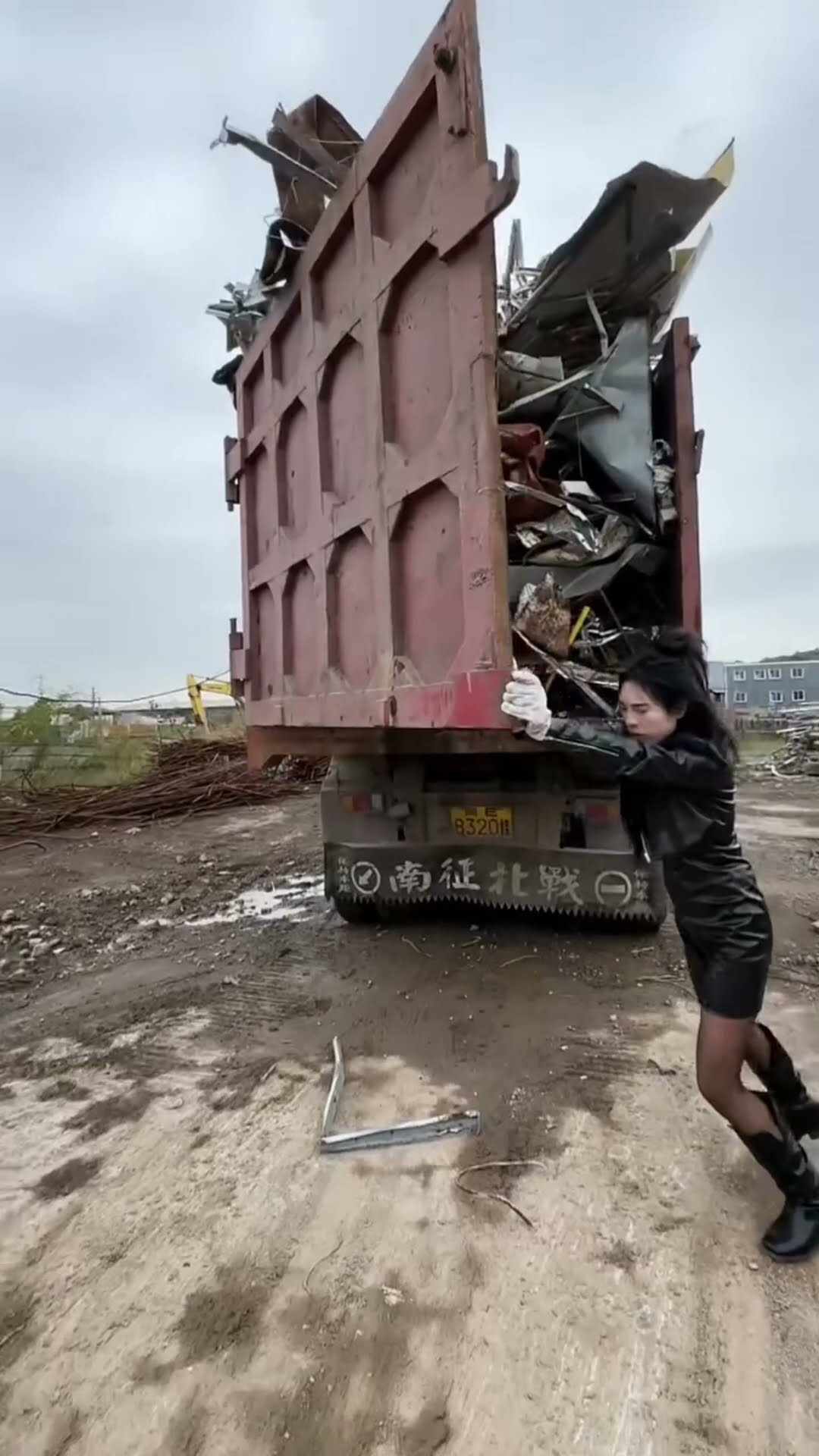 chinese girl handle trucks #shortsvideo