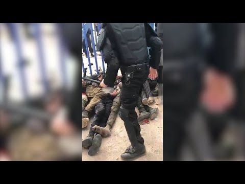 Así golpean los gendarmes marroquíes a los inmigrantes que han tratado de saltar la valla de Melilla