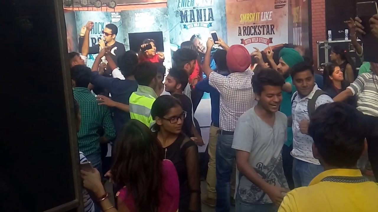 Download IIT Delhi || Rendezvous'16 crowd-MASTI-3
