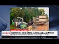 Acidente entre micro-ônibus e carreta deixa 23 mortos no Paraná
