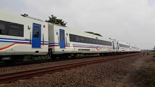 Lokomotif CC 206 32 Kereta 02 Argo Anggrek