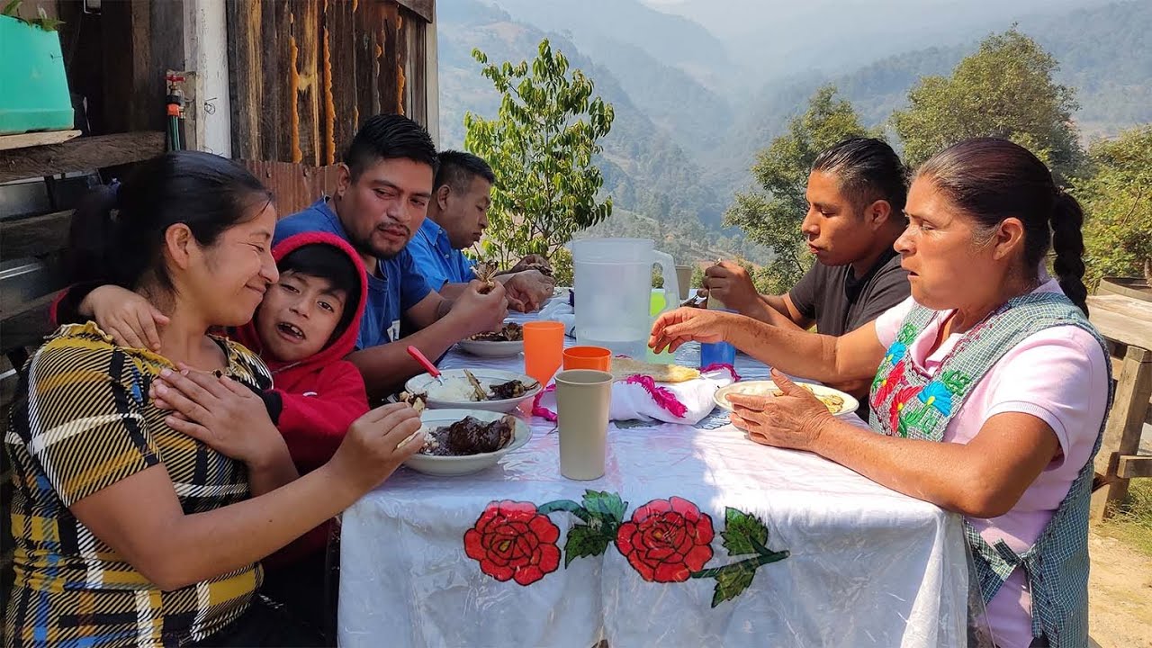 Mi Celebración muy especial en familia con rico mole de pueblo ¡Muchas gracias por su cariño!