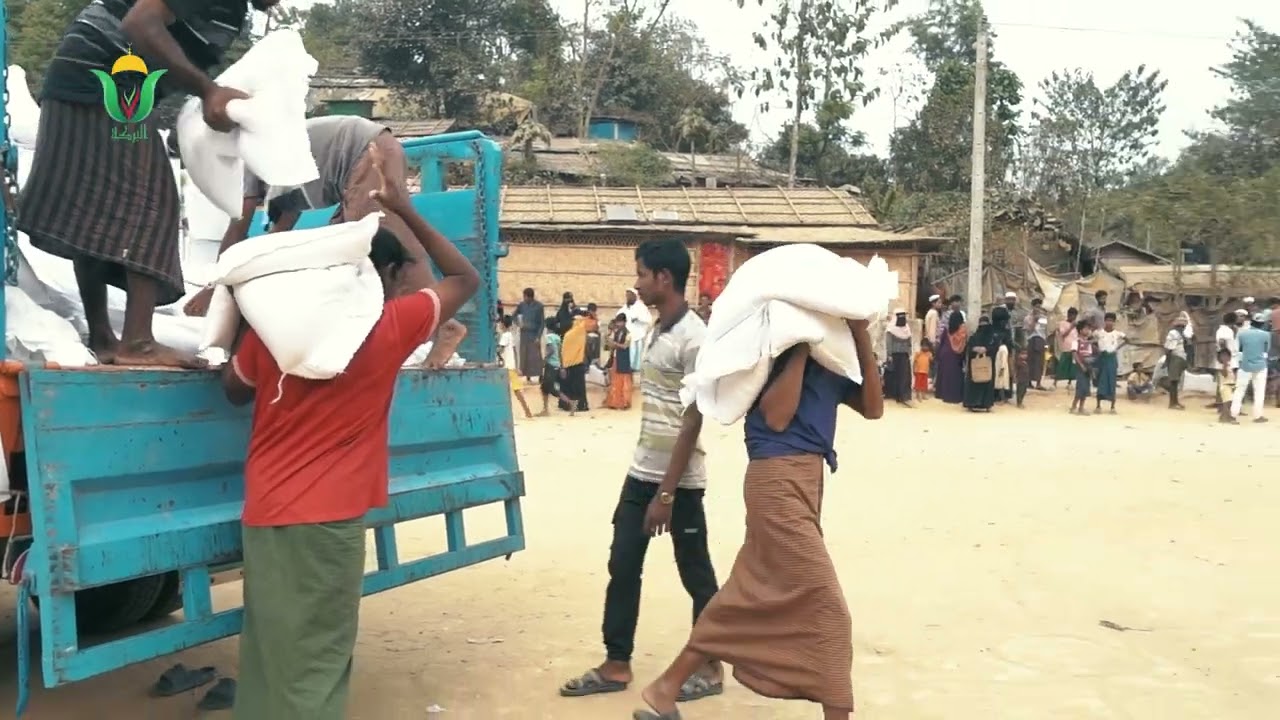 البركة وفي شهر رمضان الكريم  تقوم بتجهيز و توزيع الطرود الغذائية على العائلات المحتاجة في الروهينغا
