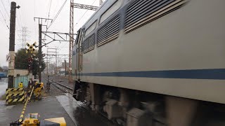【豪快なジョイント音！】JR貨物 EF66 117号機+コキ24B 吹A4仕業[1097レ] 名古屋タ行 小田第三踏切通過！[2023.02.10(金)]
