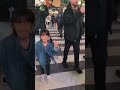 悪質すぎる「ぶつかりおばさん」が現れ、子どもを狙って肘鉄タックルする