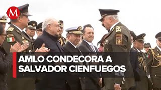 AMLO entrega presea a Enrique Cervantes y Salvador Cienfuegos, ex titulares de Sedena