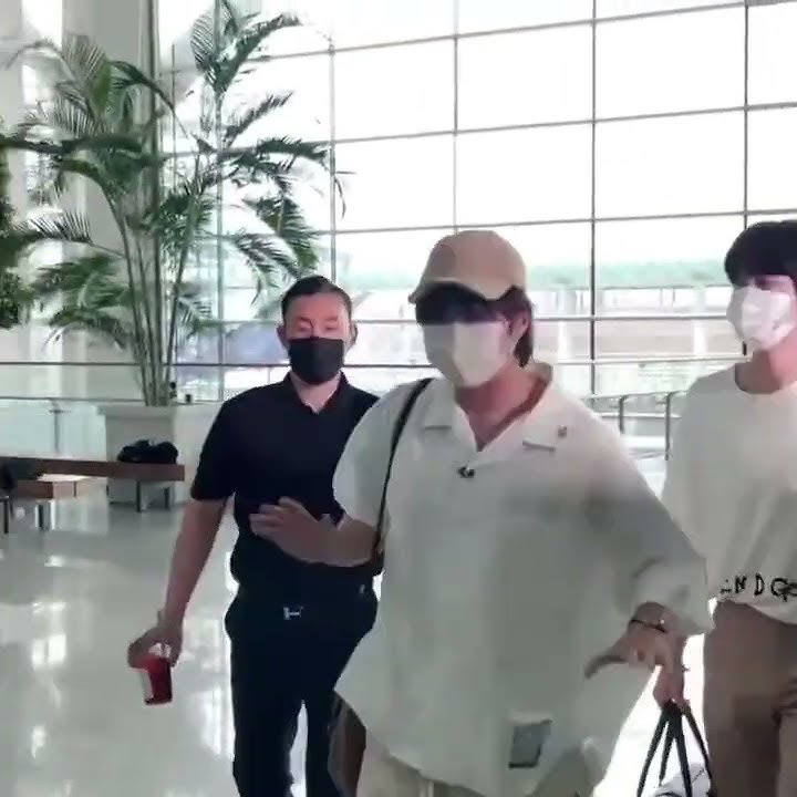 BTS at the Incheon airport | 220529