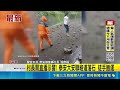 村長開直播示警! 泰安大安聯絡道落石 徒手搬運 ｜三立新聞LIVE