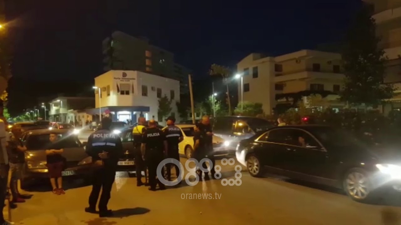 RTV Ora - Vlore del nga makina, rrahin me grushta e shkelma shoferin