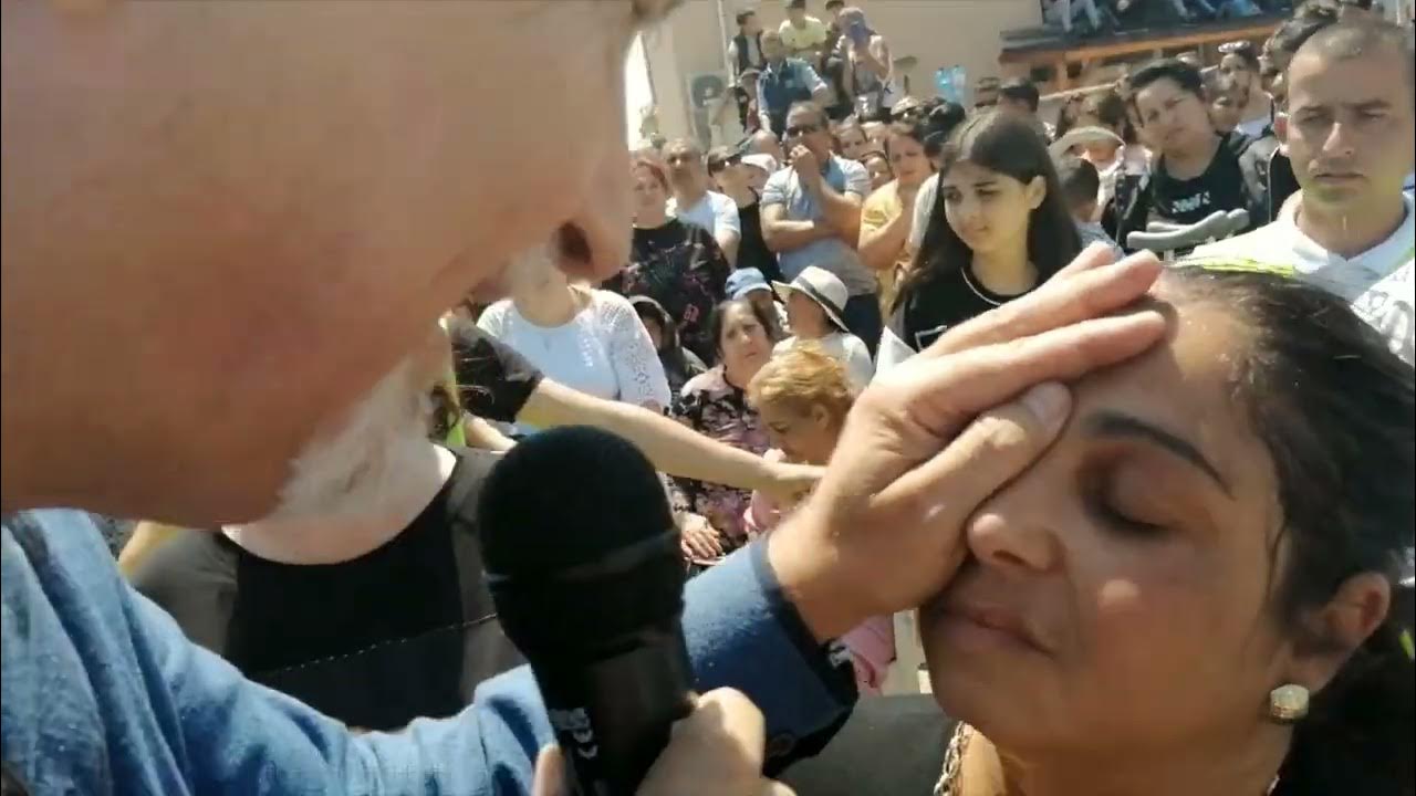 Виждам светлина с дясното око. Преди нищо не виждах с него. Слава на ...