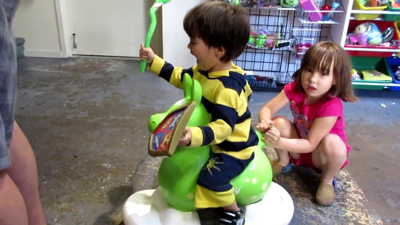 секонд хенд с игрушками.toys second-hand . Toys thrift shop