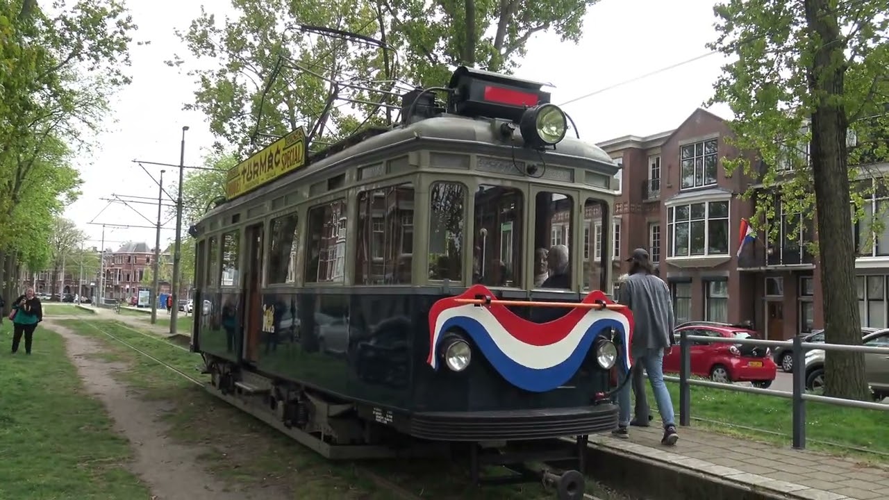 Historische Trams in Den Haag tijdens Koningsdag 2022