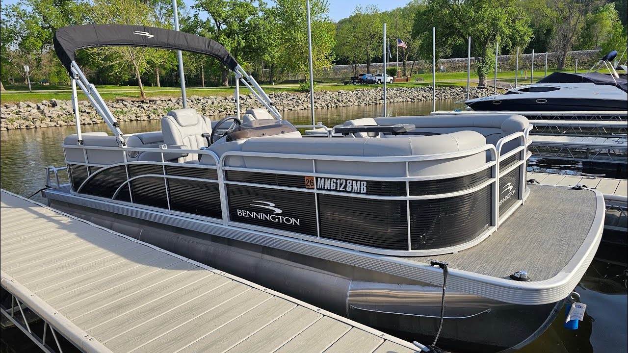 Bennington Tri Toon, 22SV powered by a 115 HP Mercury, Only 126