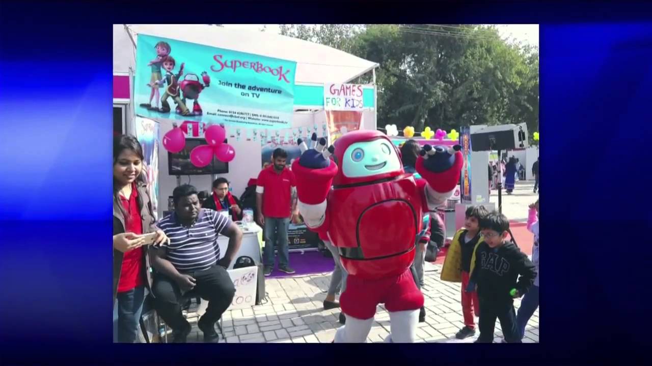 Робик на детском карнавале в Индии