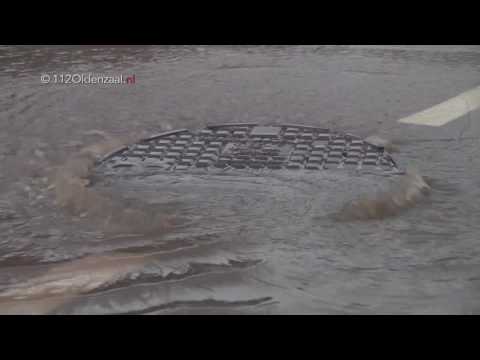 Video: Veel wateroverlast in Oldenzaal: hulpdiensten in Twente schalen op naar GRIP 2