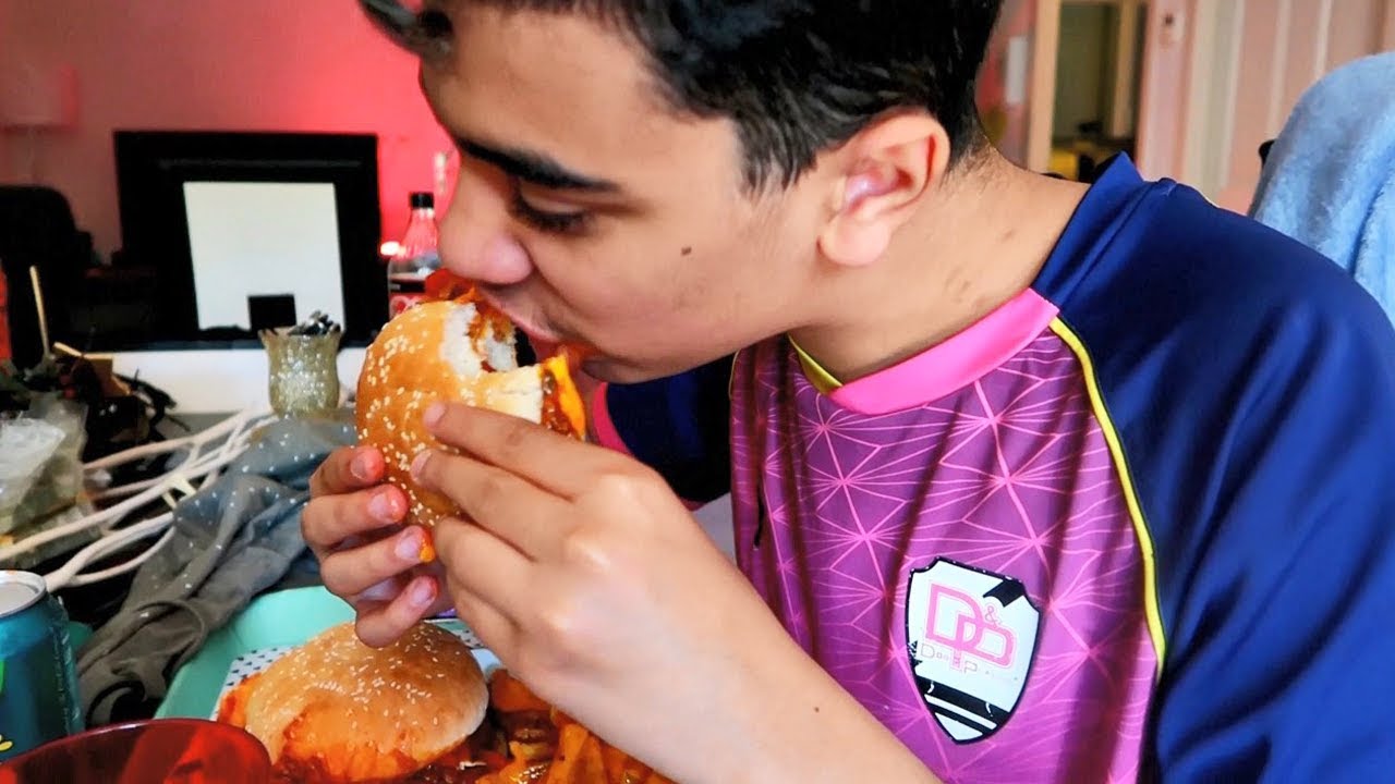 MOMO MANGE 100% AMÉRICAIN PENDANT 24H ...