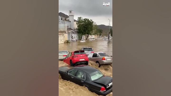 سيول عارمة في مكة تجرف السيارات وتغرق الشوارع
