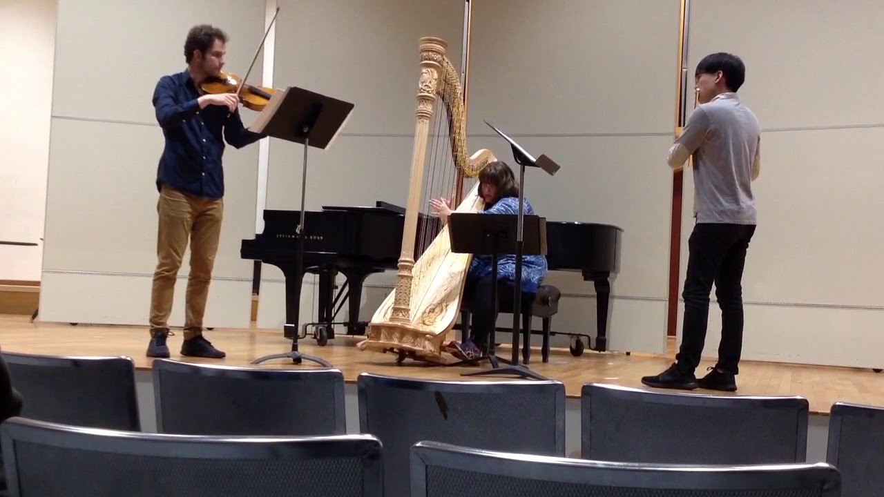 Assista a C. Debussy, Sonata for Flute, Viola and Harp, Mvts. 1&2 - Hyunsun Yoon, David Schmitz, Morgan Short no YouTube Assista a C. Debussy, Sonata for Flute, Viola and Harp, Mvts. 1&2 - Hyunsun Yoon, David Schmitz, Morgan Short no YouTube
