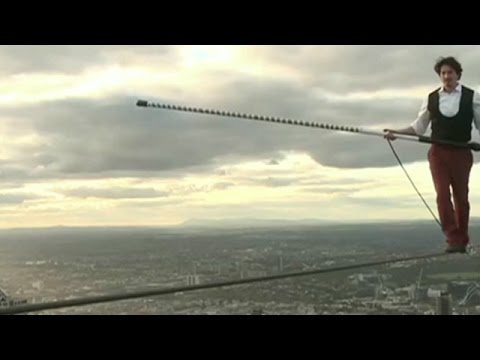 Equilibrista desafia morte ao andar em corda sem rede a 300 m de altura