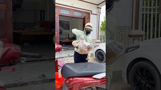 Chia Đồ Ăn Đem Cho Mỗi Người 1 Ít