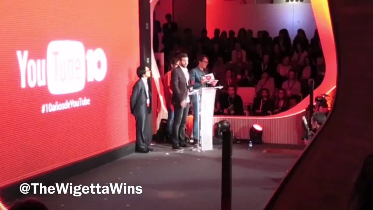 Vegetta777 recibiendo su placa por los 10 millones de subs