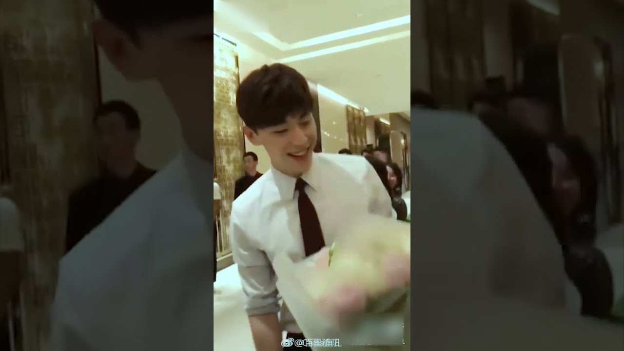 邓伦 在不同场合与观众粉丝亲密互动  Deng Lun interacted with fans and audience at various events