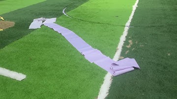 Cách thi công sân bóng cỏ nhân tạo: cắt, dán cỏ nhân tạo