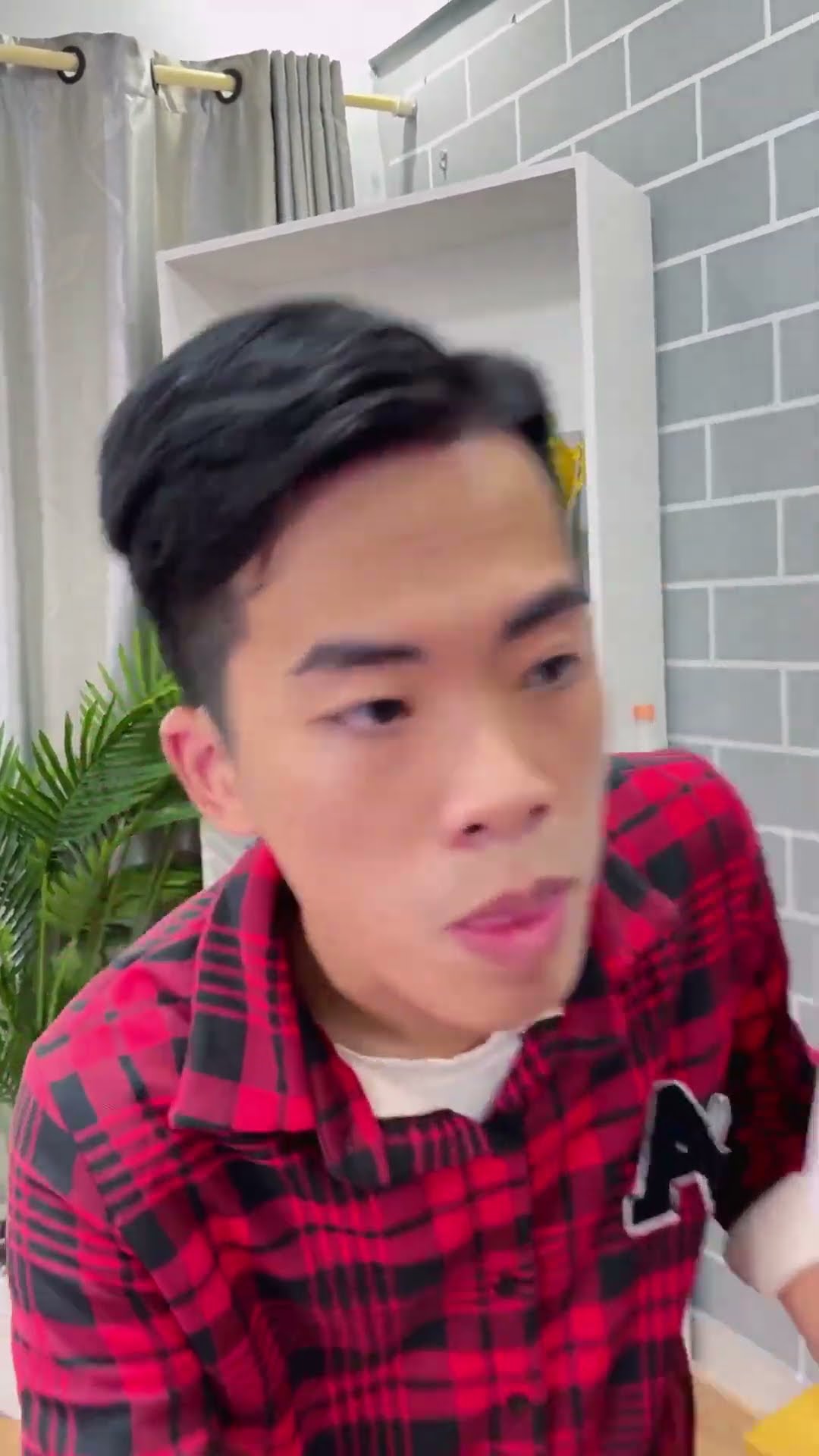 SH - Có 1 con nhện to trong nhà || A large spider in the house #shorts
