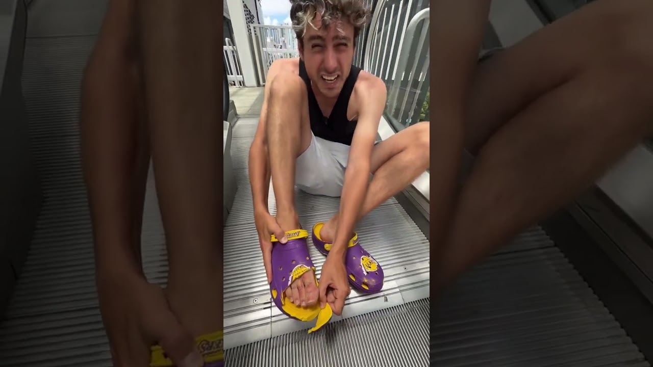 IL PIEDE DI ANTO SI È INCASTRATO? 😱 (scale mobili)