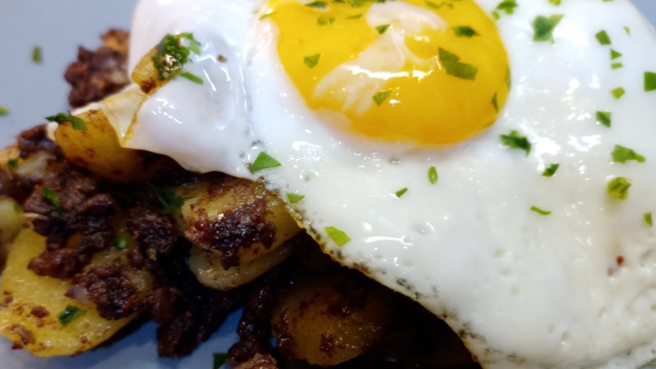 Leckeres Tiroler Rotwurst Gröstl mit Spiegelei - Einfaches Rezept zum Nachkochen!