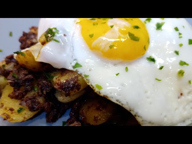 Tiroler Rotwurst-Gröstl mit Spiegelei