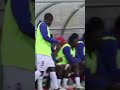 لاعب يتبول في الملعب أمام الجمهور