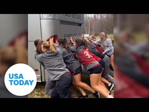 Elon University's lacrosse team works together to free their bus | USA TODAY
