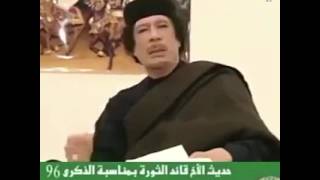معمر القذافي يرفض الخروج من ليبيا وقال :بلادي لن اتركها..  بندقيتي وبنقاتل علي بلادي..
