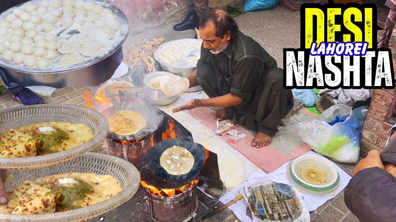 ALOO SAAG PARATHA NEAR LAHORE HIGH COURT |  STREET FOOD HEAVEN - SAAG PARATHA | DESI nASHTA |
