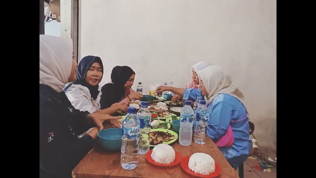 kegiatan kita hari ini makan tekwan sekalian lihat anak