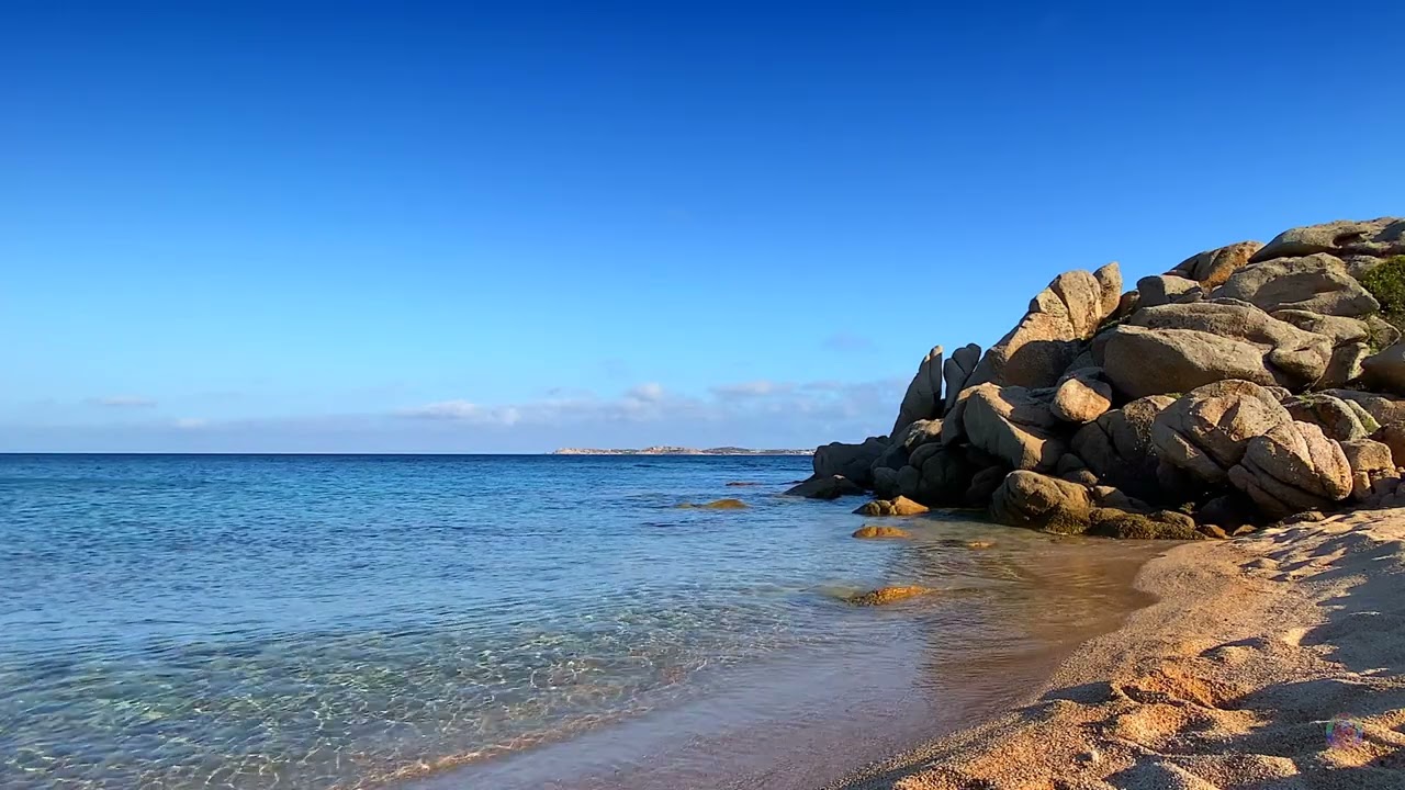 Crique sauvage de la plage de Cala Longa à Bonifacio en Corse du Sud en face c'est les iles lavezzi