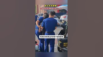 超惊险又超暖的一幕！两辆电动车 “砰” 地狠狠撞上，他们立马冲过去救援！等急救的空档，他们还细心把伤者扶到树荫下，避免晒伤，真的会觉得超有安全感#街头暖心 #紧急救援 #安全感